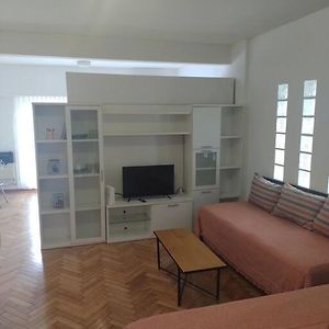 Monoambiente Amplio Y Luminoso Muy Cerca De Universidades Y Sanatorios.